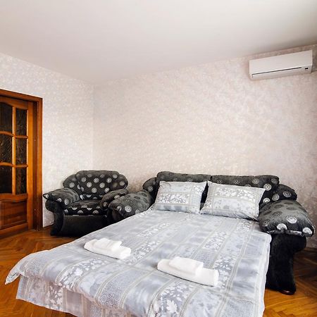 Хостел Rooms for rent in the Mayakov Минск Экстерьер фото